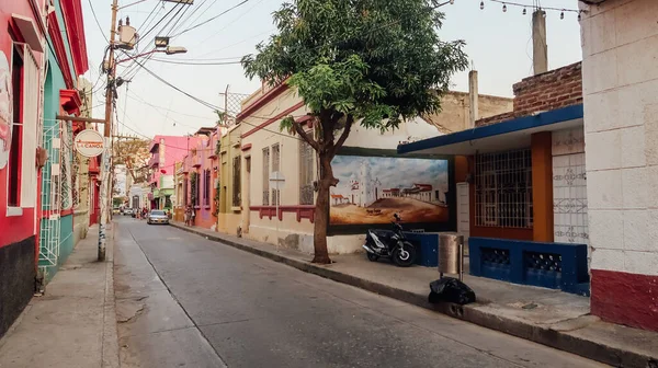 サンタマルタ コロンビア Circa 2020年3月 植民地時代のスペイン建築と晴れた日にコロンビア北部の明るい色のファサードを持つ都市中心部 — ストック写真