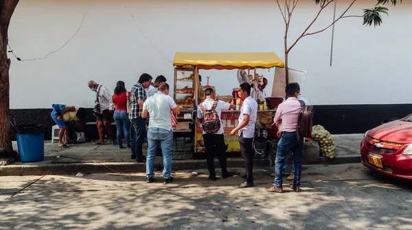 Santa Marta Colômbia Circa Março 2020 Pessoas Compram Comida Rua — Fotografia de Stock