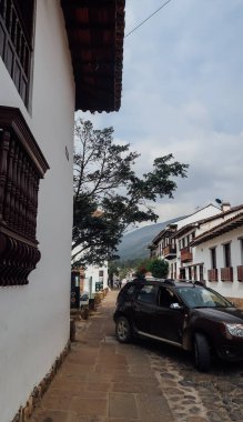 VILLA DE LEYVA, COLOMBIA - CIRCA MARCH 2020: Güneşli bir günde eski sömürge köyü Villa de Leyva 'da antik İspanyol mimarisi.