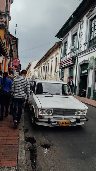 Bogota Colombia Circa March 2020 Біла Стара Машина Вузькій Вулиці — стокове фото