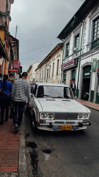 Bogota Colombia Circa Maart 2020 Witte Oude Auto Smalle Straat Rechtenvrije Stockfoto's