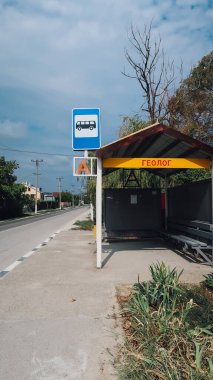 NOVOROSSIYSK, RUSSIA - CIRCA EPTEMBER 2020: Rusya 'nın güney kıyısında Novorossiysk yakınlarında eski bir otobüs durağı.