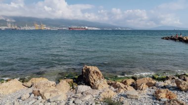 NOVOROSSIYSK, RUSSIA - CIRCA EPTEMBER 2020: Karadeniz manzarası ve Novorossiysk limanındaki büyük kayalar.