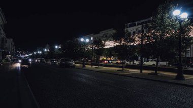 NOVOROSSIYSK, RUSSIA - CIRCA EPTEMBER 2020: Novorossiysk 'in merkezinde ışık olan bulvar.