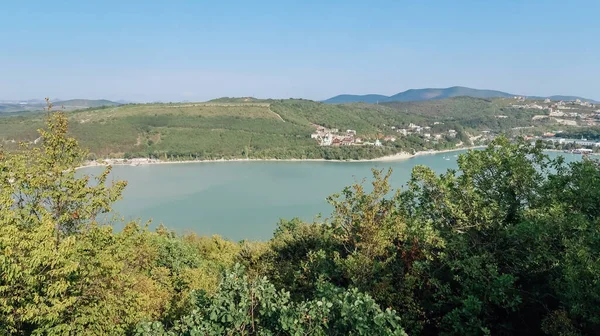 Abrau Dyurso Rússia Circa Setembro 2020 Vista Lago Abrau Com Imagens De Bancos De Imagens