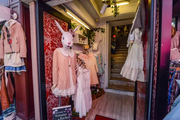 Maniquí de conejo en una tienda en Harajuku, Tokio, Japón — Foto de Stock