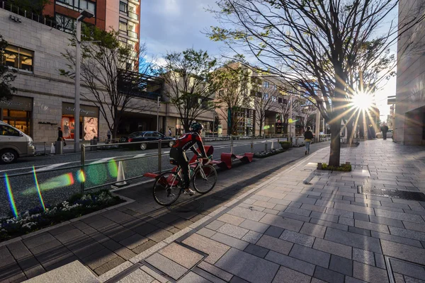 Cyklista na ulici v ropongi oblasti, tokyo, Japonsko — Stock fotografie