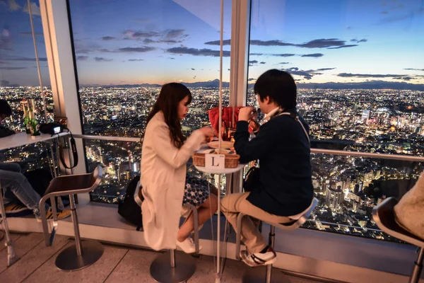 Lovely couple in a bar on the top floor of Roppongi Mori Tower. Tokyo, Japan — Stock Photo, Image