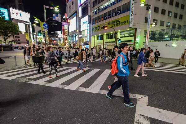 People on a crosswalk in Shinjuku, Tokyo, Japan — Stock Photo, Image