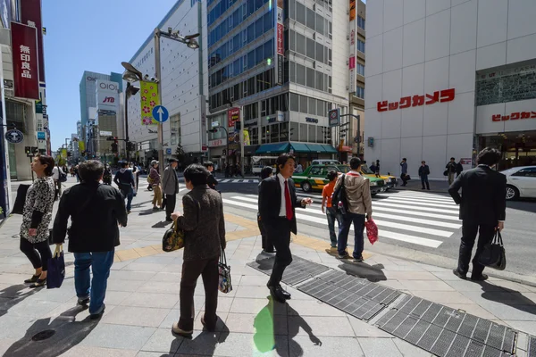 Na ulicy w dzielnicy shinjuku. Tokyo, Japonia — Zdjęcie stockowe