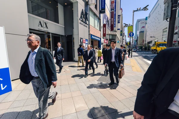 Menschen auf der Straße in Shinjuku, Tokio, Japan — Stockfoto