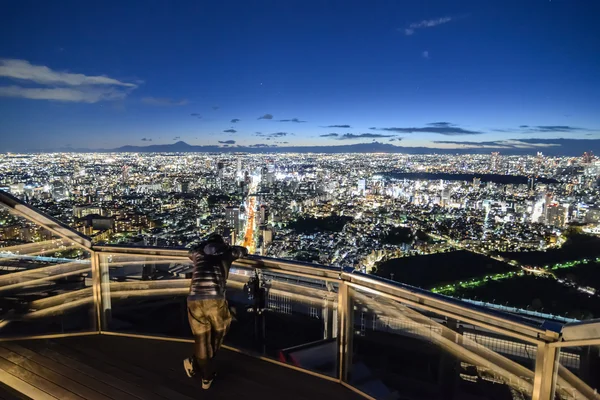 男子享受视图 rom 的六本木山，东京，日本森大厦天台 免版税图库图片