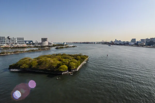 Île artificielle triangulaire dans la baie de Tokyo, Japon — Photo