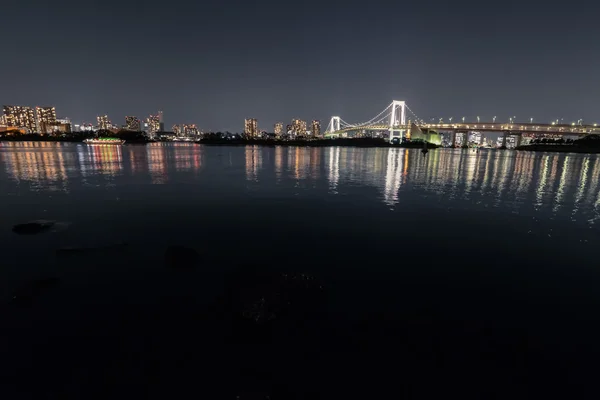 Regnbågsbron och Tokyo downtown från ön Odaiba. Tokyo, Japan — Stockfoto