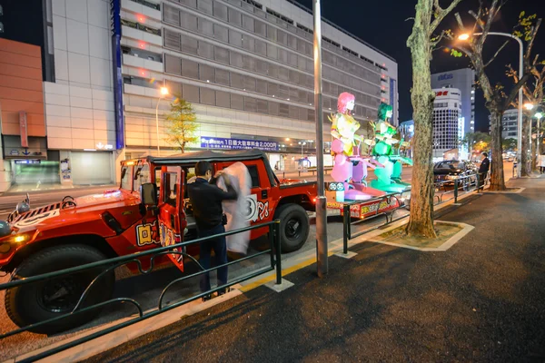 Party Hummer con enormes robots de anime en Tokio, Japón — Foto de Stock