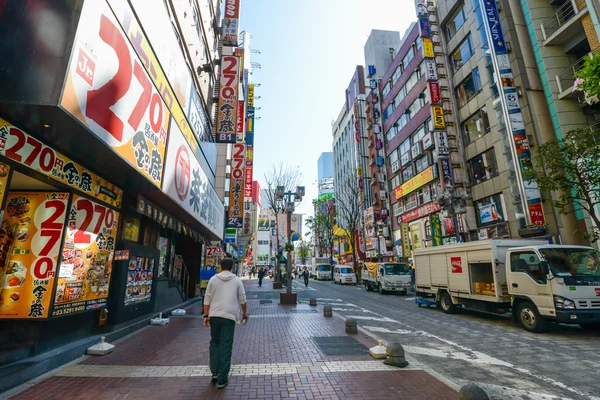 Vielfältige werbung auf der straße in tokyo, japan — Stockfoto