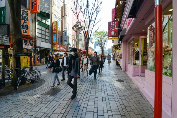 Люди на улице в районе Синдзюку, Токио, Япония — стоковое фото
