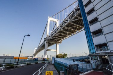 Gökkuşağı Köprüsü aşağıdan. Tokyo, Japonya