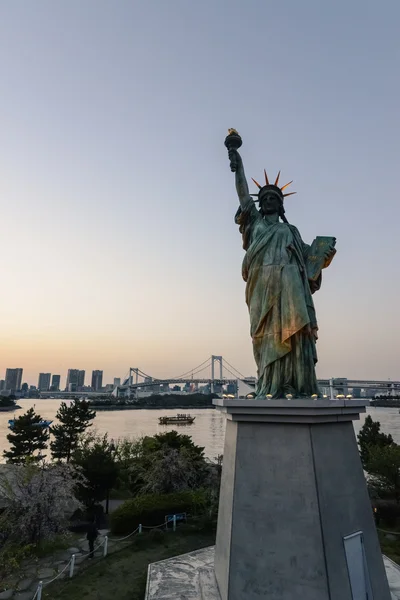 Odaiba adada Özgürlük heykeli kopyası. Tokyo, Japonya — Stok fotoğraf