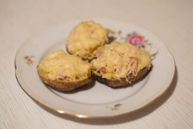 Fırında patates peynir ve jambon ile (Super lezzetli!)
