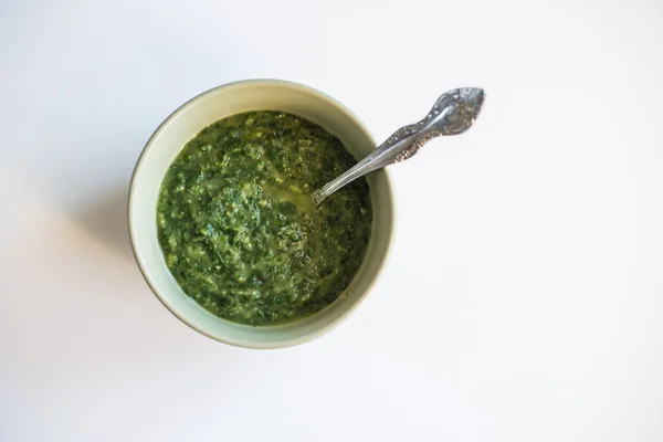 Biologische groene soep in een kom met lepel — Stockfoto