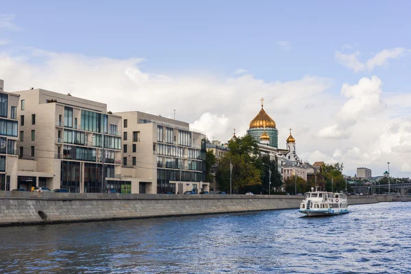 Moskva-floden och The katedralen Kristus Frälsaren afar i Moskva, Ryssland — Stockfoto