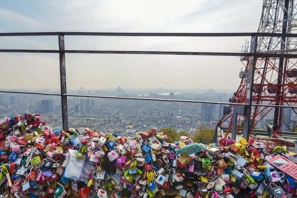 Viele reisende schleusen auf der spitze des n turms in seoul, Korea — Stockfoto