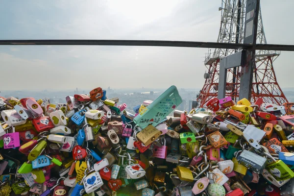 Lots of locks at the Top of N Tower in Seoul, Korea — Stock Photo, Image