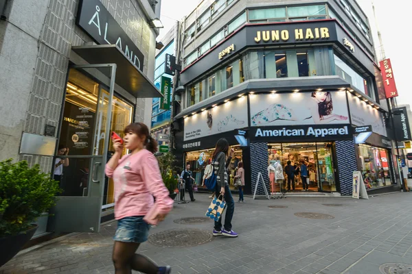 Mensen op de straten aan de Myung Dong winkelwijk in Seoul — Stockfoto