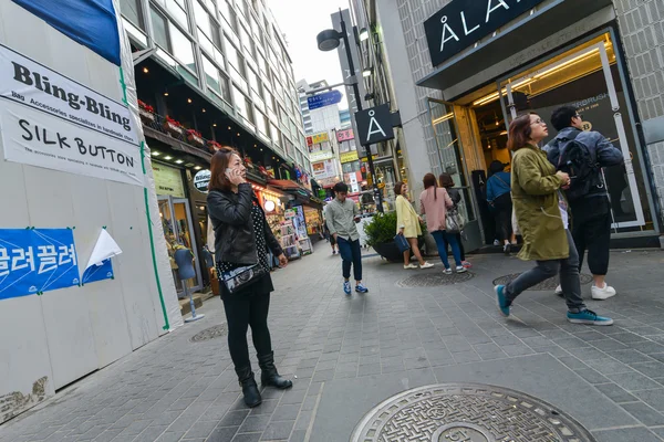 Människor på gatan i shoppingområdet i Seoul — Stockfoto