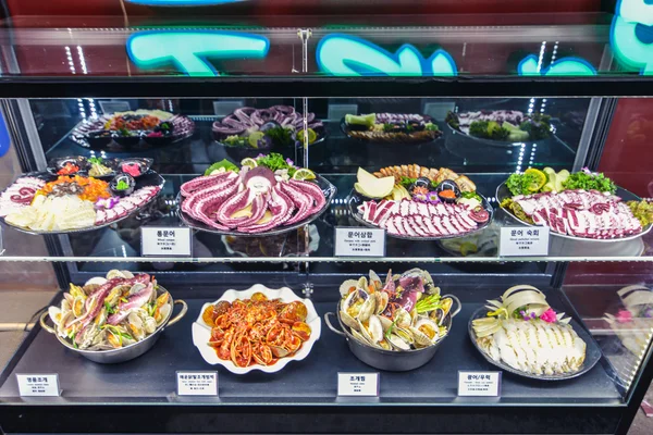 Bir vitrin mumyalardan Seul, Kore kafede önünde akşam yemeği örnekler ile