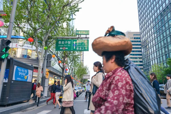 Människor korsar gatan i centrala Seoul — Stockfoto