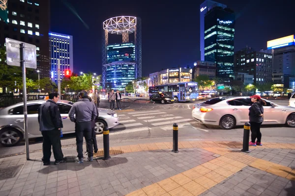 Menschen warten an der Kreuzung in der Innenstadt seoul, jongno Turm im Hintergrund — Stockfoto