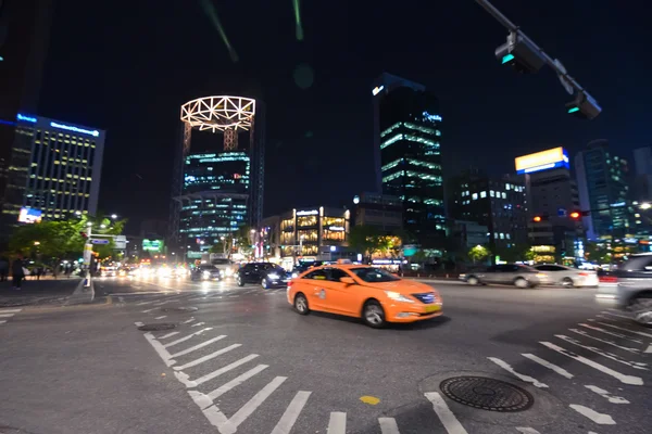 Carro laranja atravessando a estrada no centro de Seul — Fotografia de Stock