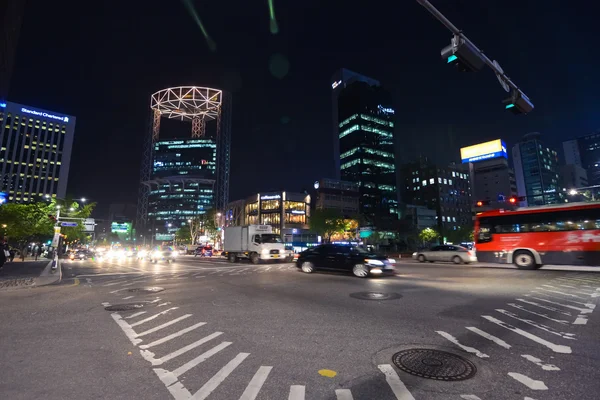 Cars on the crossing in downtown Seoul — Stock Photo, Image