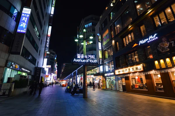 En gata i centrala Seoul på natten — Stockfoto