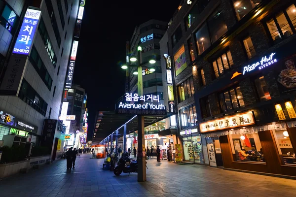 Aveny av ungdomar i Seoul på natten — Stockfoto