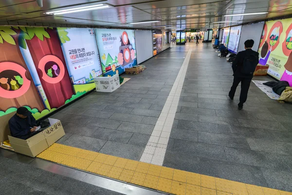 ソウル地下鉄の外泊でホームレスの人たち — ストック写真