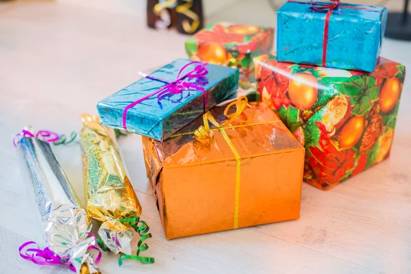 Presentes embalados para o Natal e Ano Novo — Fotografia de Stock