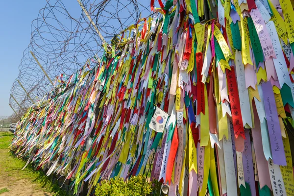 Asmak çit, Korece arındırılmış bölge, çok sayıda renkli bantlar birleşme için adanmış bulunmaktadır