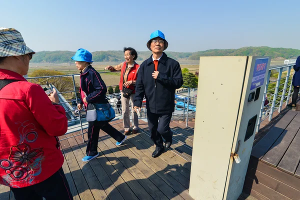 Turistas en el tour de la Zona Desmilitarizada Coreana — Foto de Stock