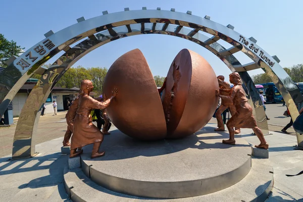 Yeniden birleşme ve Korece arındırılmış bölge tur alan huzur adanmış bir anıt