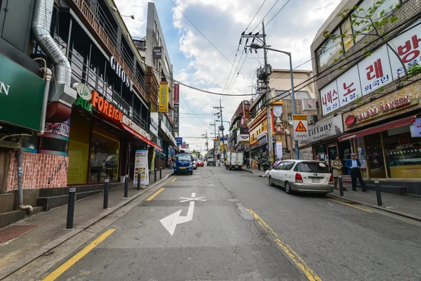 Utcák és épületek, az etnikai kerület Itaewon-dong, Szöul — Stock Fotó