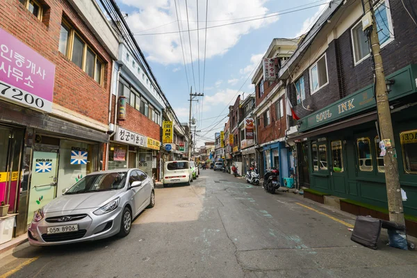 Calles estrechas en el distrito étnico de Itaewon-dong en Seúl — Foto de Stock