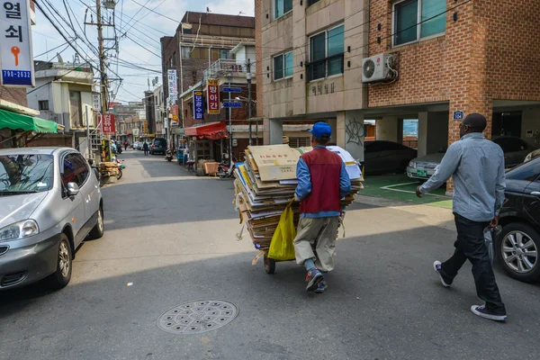 Trabalhadores no distrito de Itaewon-dong em Seul — Fotografia de Stock