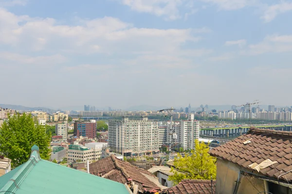 Zobacz ponad dachami w dzielnicy Itaewon-dong w Seulu — Zdjęcie stockowe