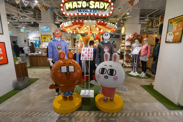 Juguetes gigantes divertidos en la entrada de la tienda en Seúl — Foto de Stock