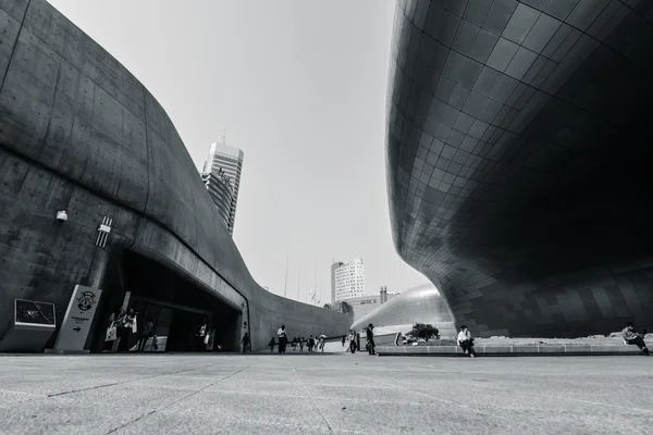 Futuristické tvary Dongdaemun Plaza navrhl Zaha Hadid v Soulu — Stock fotografie