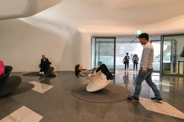 Rolig studsande stolar i Dongdaemun Design Plaza i Seoul — Stockfoto