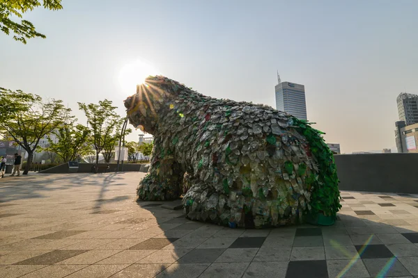 Objeto de arte callejero en Seúl - enorme perro hecho de plástico desperdiciado —  Fotos de Stock